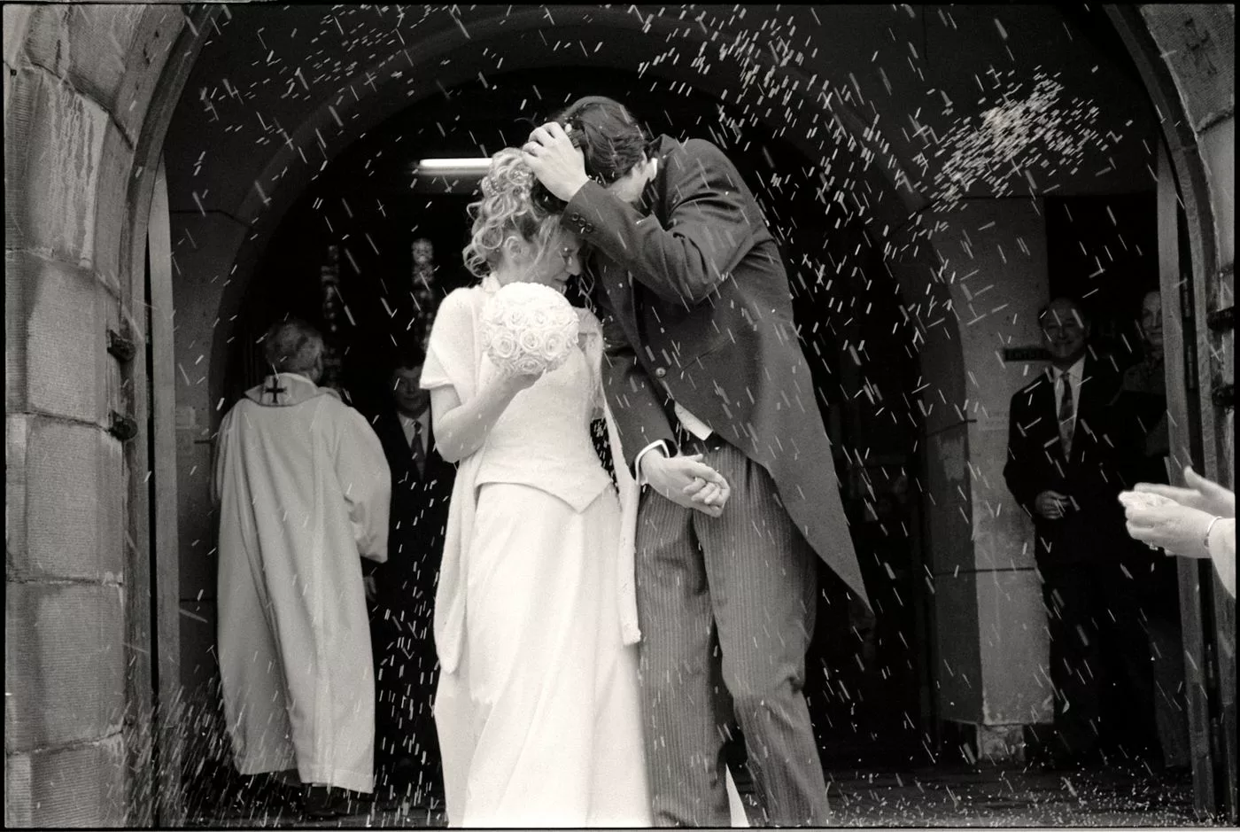 Sortie d'église : lancer de riz de mariage traditionnel, photo noir et blanc