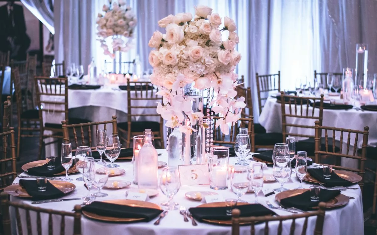 Cocktail de mariage en extérieur avec ambiance musicale