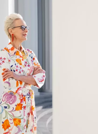 Invitee de mariage de 60 ans en tenue elegante exterieur