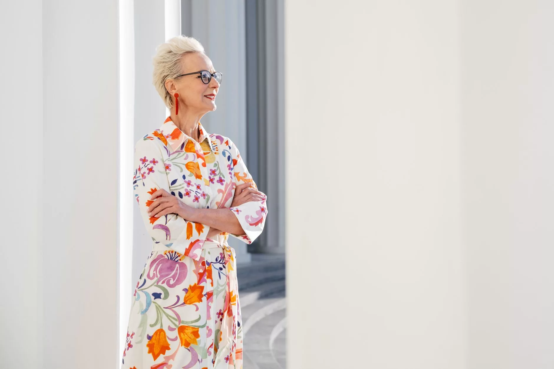 Invitee de mariage de 60 ans en tenue elegante exterieur