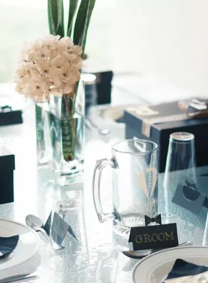 Table de réception de mariage élégante avec boîtes cadeaux emballées rubans dorés et décoration florale