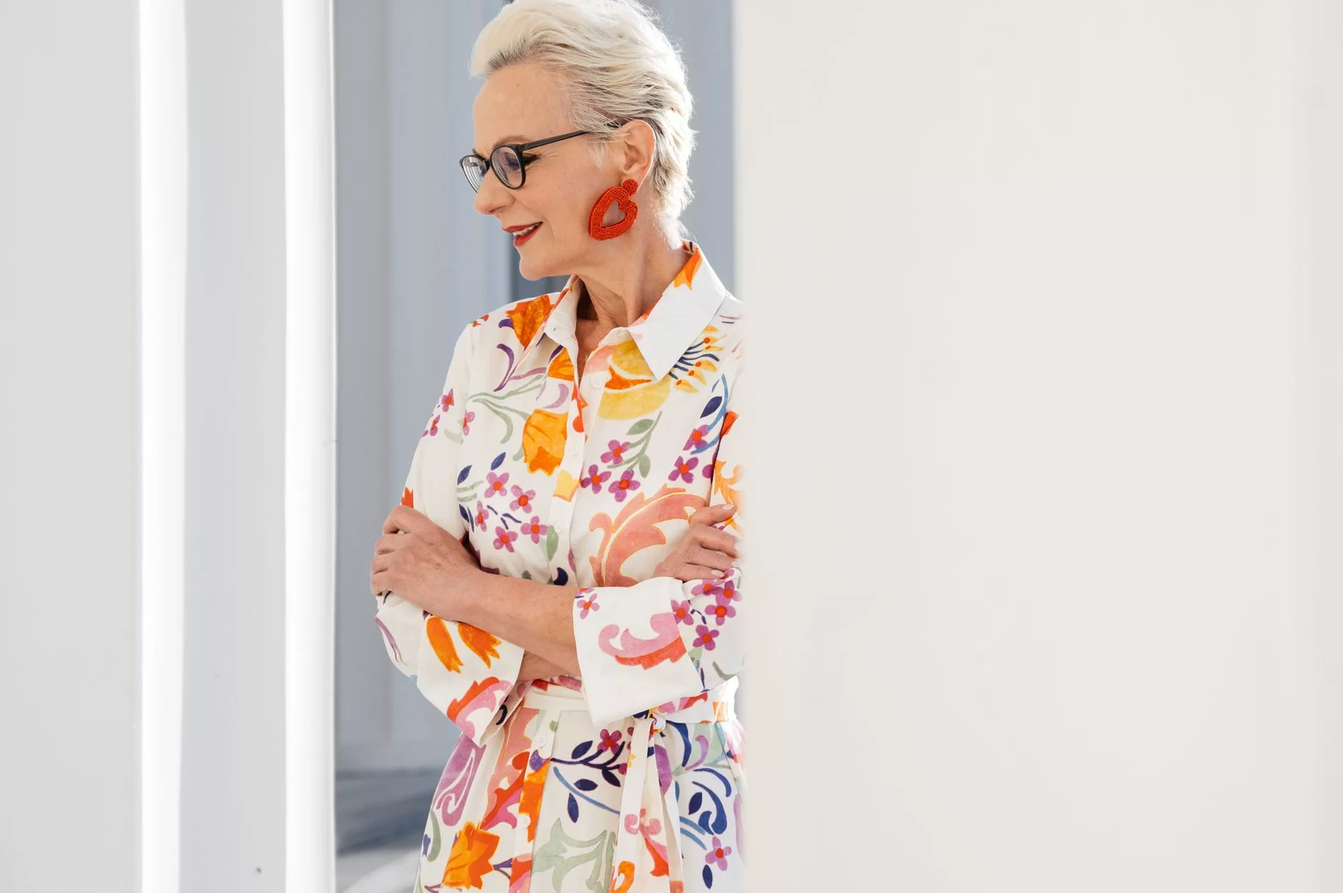 Palette de couleurs tendance pour une invitée de mariage à 60 ans
