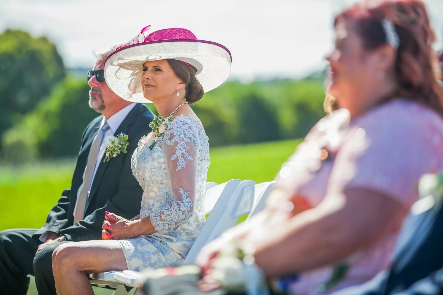 Chapeau et bibi, accessoires signature pour une invitée élégante
