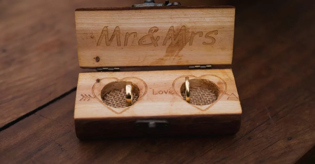 Boîte en bois gravée Mr and Mrs contenant deux alliances en or, cadeau personnalisé