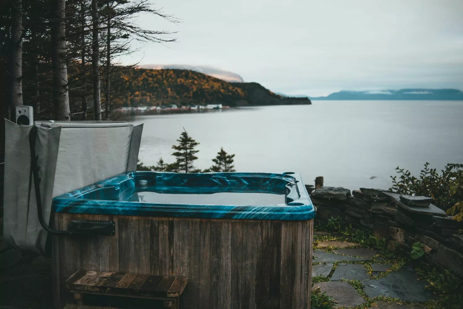 Cabane dans les arbres avec jacuzzi sur la terrasse en forêt