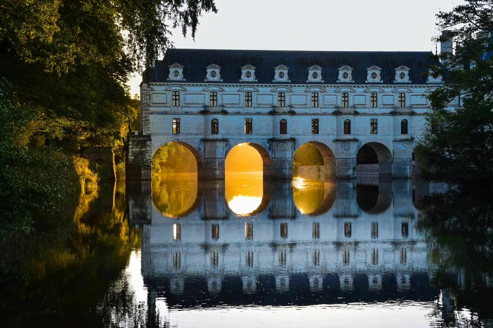 Château avec spa au coucher du soleil, idéal pour une nuit de noces