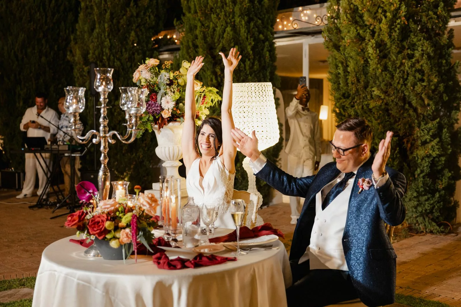Mariés levant les bras au moment de l'annonce des réponses du quiz de mariage