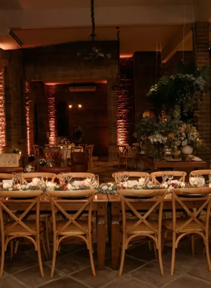 Table de reception elegante avec bougies et fleurs pour un quiz de mariage